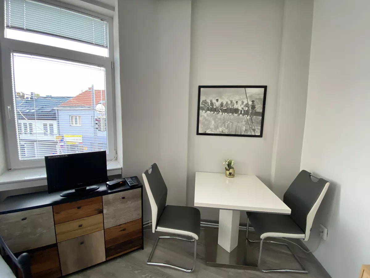 Einblick in ein Zimmer der Pension Lizzi Wien, Sitzgelegenheit mit Smart TV Einblick in ein Zimmer der Pension Lizzi Wien, Sitzgelegenheit mit Smart TV